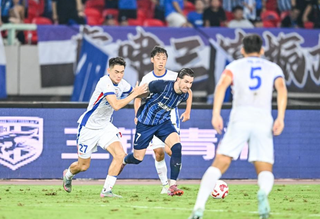 中超争冠格局大乱：榜首易主，前4差距最多2分，竞争白热化